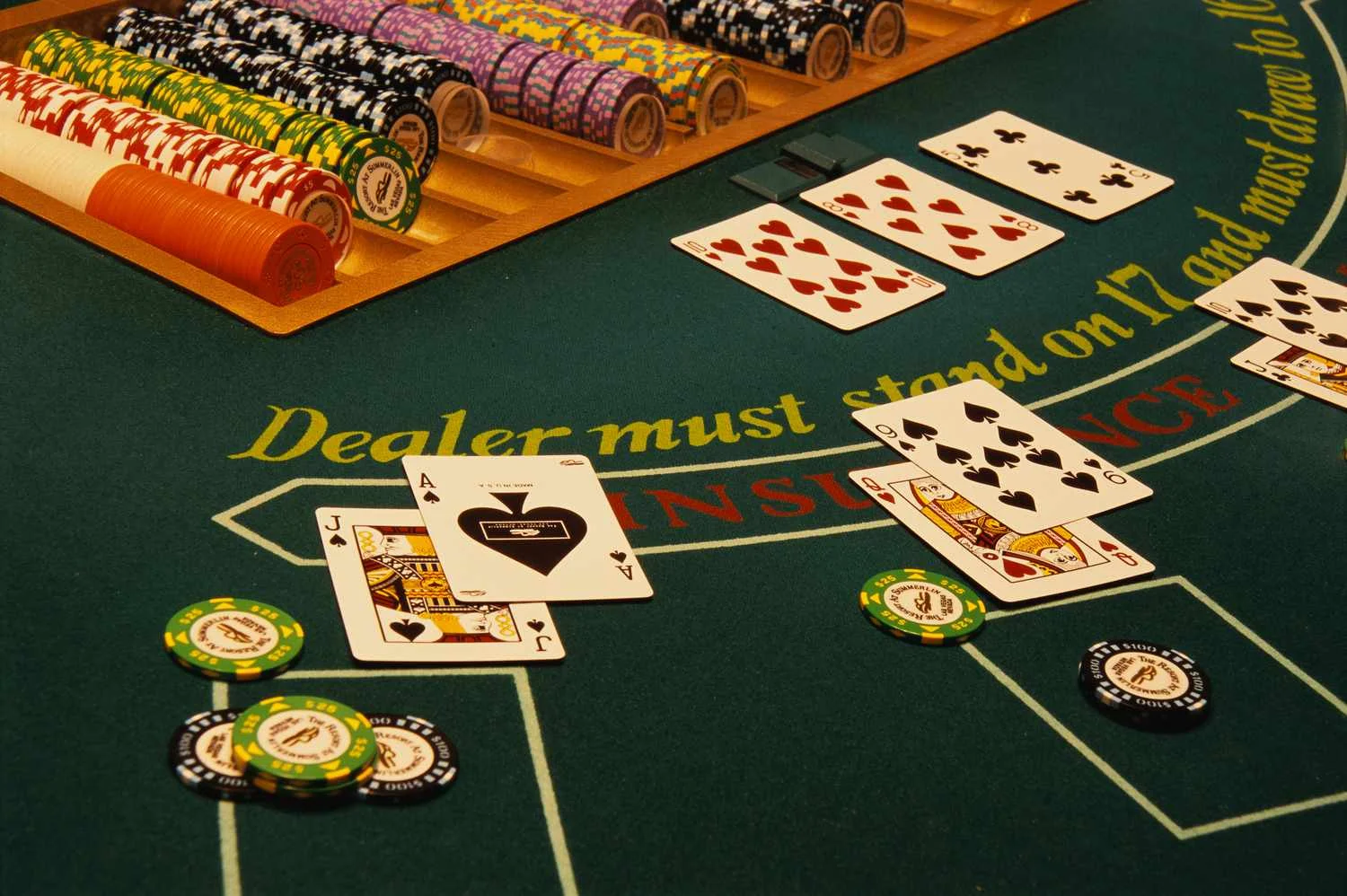 Mesa de blackjack con cartas y fichas de casino